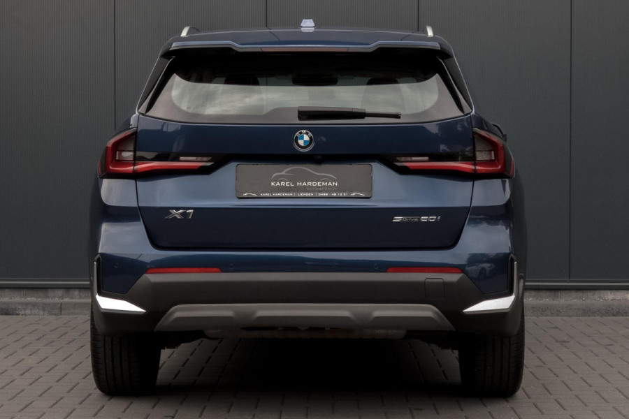 BMW X1 SDrive20i | TREKHAAK | ELEKTRISCHE VERSTAALBARE VOORSTOEL | CAMERA | LANE ASSIST