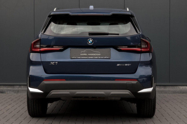 BMW X1 SDrive20i | TREKHAAK | ELEKTRISCHE VERSTAALBARE VOORSTOEL | CAMERA | LANE ASSIST