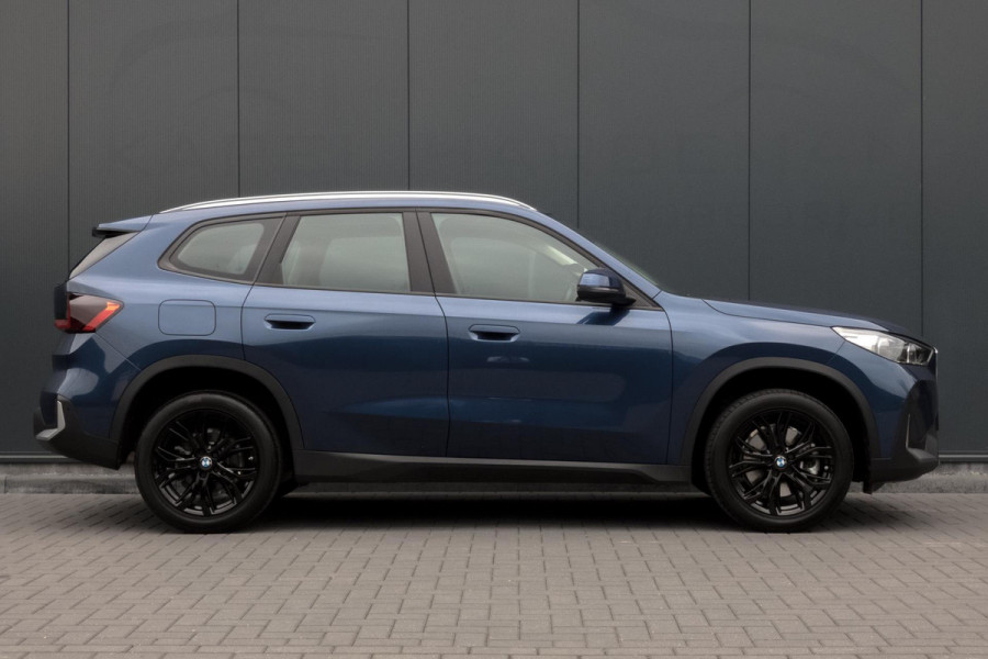 BMW X1 SDrive20i | TREKHAAK | ELEKTRISCHE VERSTAALBARE VOORSTOEL | CAMERA | LANE ASSIST