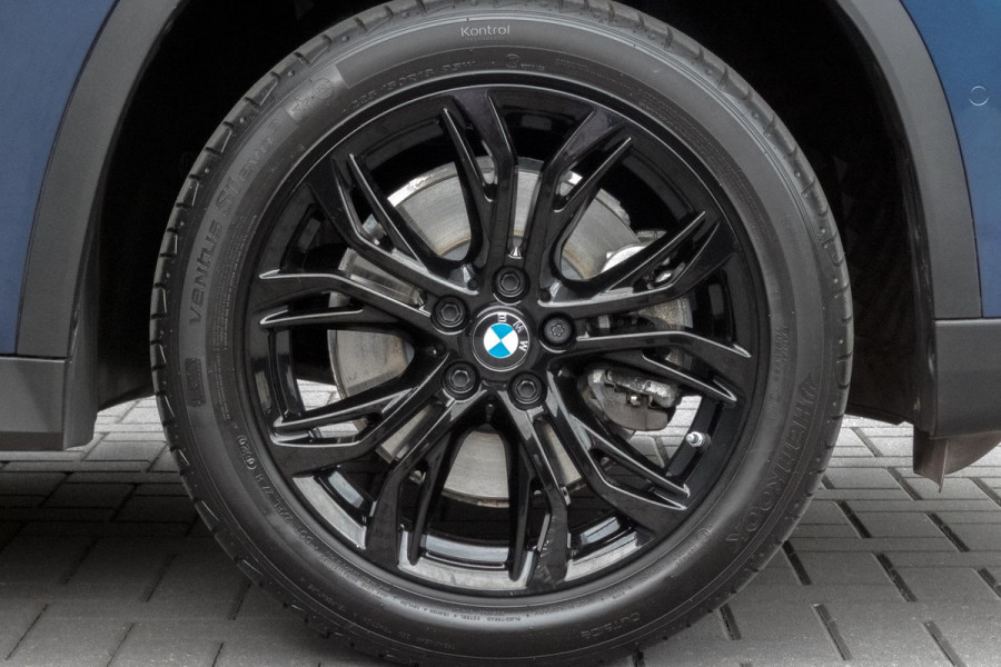 BMW X1 SDrive20i | TREKHAAK | ELEKTRISCHE VERSTAALBARE VOORSTOEL | CAMERA | LANE ASSIST