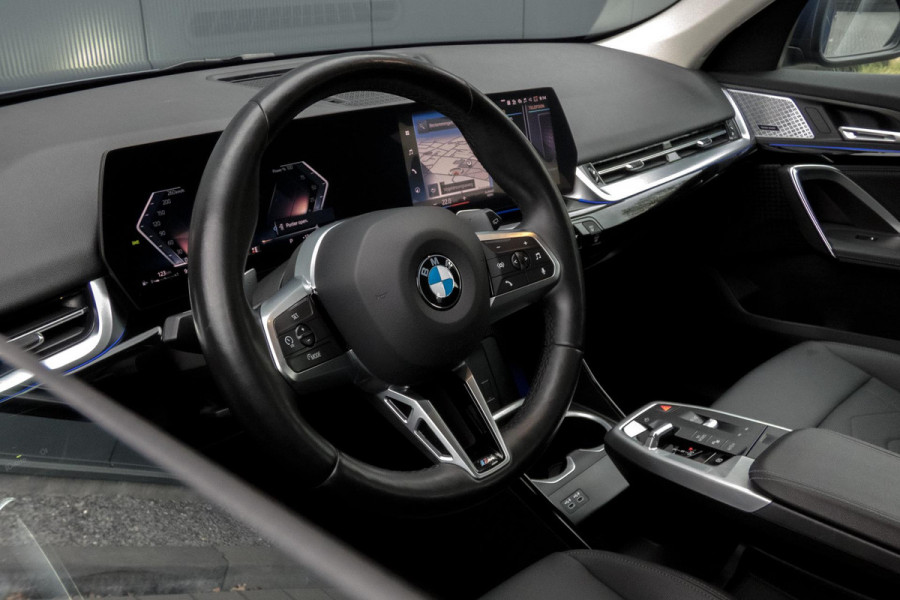 BMW X1 SDrive20i | TREKHAAK | ELEKTRISCHE VERSTAALBARE VOORSTOEL | CAMERA | LANE ASSIST