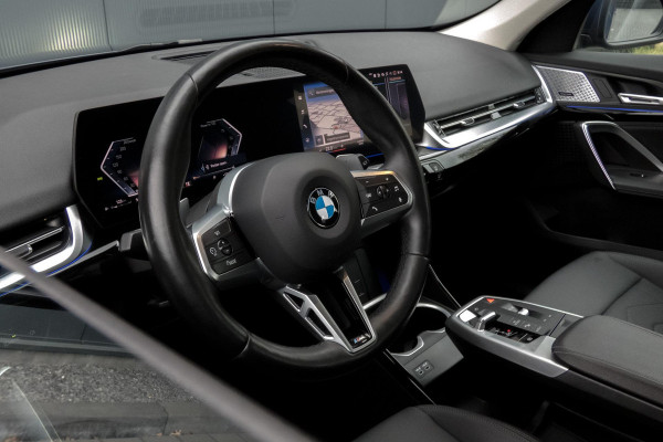 BMW X1 SDrive20i | TREKHAAK | ELEKTRISCHE VERSTAALBARE VOORSTOEL | CAMERA | LANE ASSIST