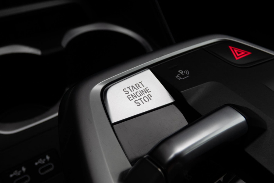 BMW X1 SDrive20i | TREKHAAK | ELEKTRISCHE VERSTAALBARE VOORSTOEL | CAMERA | LANE ASSIST