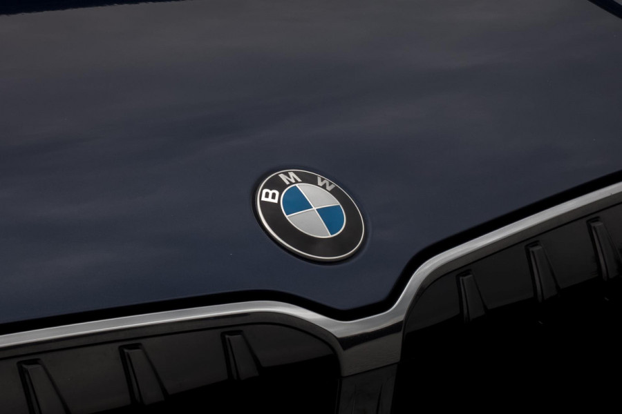 BMW X1 SDrive20i | TREKHAAK | ELEKTRISCHE VERSTAALBARE VOORSTOEL | CAMERA | LANE ASSIST