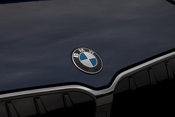 BMW X1 SDrive20i | TREKHAAK | ELEKTRISCHE VERSTAALBARE VOORSTOEL | CAMERA | LANE ASSIST
