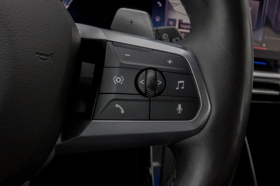 BMW X1 SDrive20i | TREKHAAK | ELEKTRISCHE VERSTAALBARE VOORSTOEL | CAMERA | LANE ASSIST