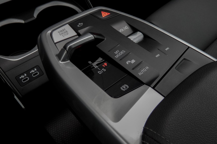 BMW X1 SDrive20i | TREKHAAK | ELEKTRISCHE VERSTAALBARE VOORSTOEL | CAMERA | LANE ASSIST
