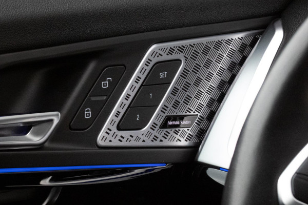 BMW X1 SDrive20i | TREKHAAK | ELEKTRISCHE VERSTAALBARE VOORSTOEL | CAMERA | LANE ASSIST