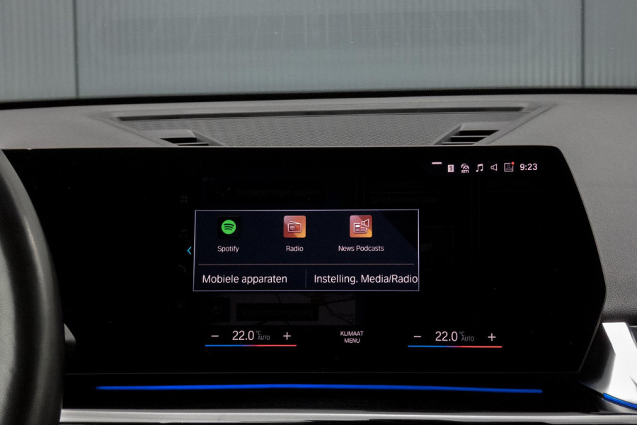BMW X1 SDrive20i | TREKHAAK | ELEKTRISCHE VERSTAALBARE VOORSTOEL | CAMERA | LANE ASSIST