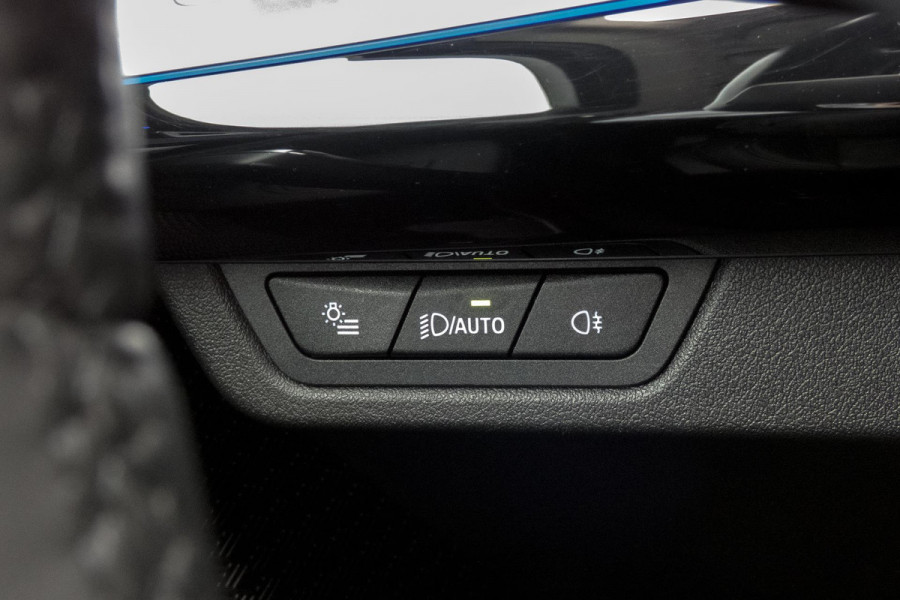 BMW X1 SDrive20i | TREKHAAK | ELEKTRISCHE VERSTAALBARE VOORSTOEL | CAMERA | LANE ASSIST