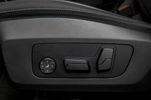 BMW X1 SDrive20i | TREKHAAK | ELEKTRISCHE VERSTAALBARE VOORSTOEL | CAMERA | LANE ASSIST