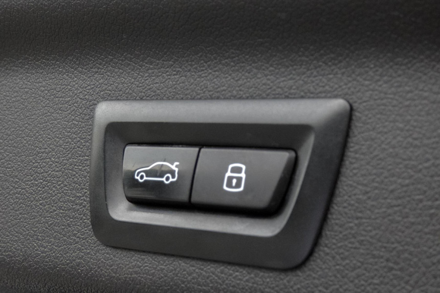 BMW X1 SDrive20i | TREKHAAK | ELEKTRISCHE VERSTAALBARE VOORSTOEL | CAMERA | LANE ASSIST