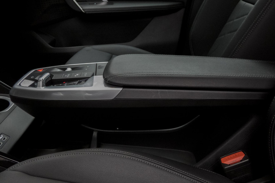 BMW X1 SDrive20i | TREKHAAK | ELEKTRISCHE VERSTAALBARE VOORSTOEL | CAMERA | LANE ASSIST