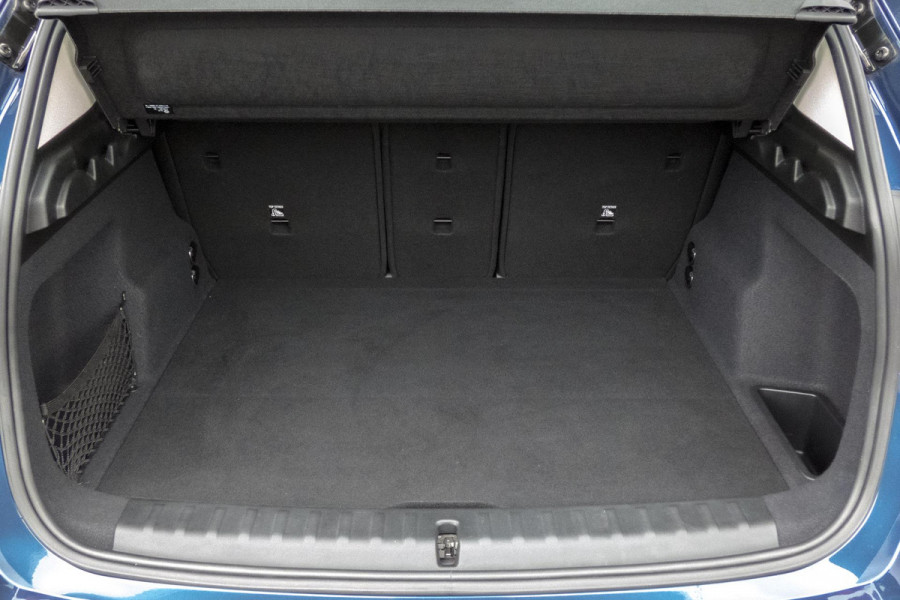 BMW X1 SDrive20i | TREKHAAK | ELEKTRISCHE VERSTAALBARE VOORSTOEL | CAMERA | LANE ASSIST