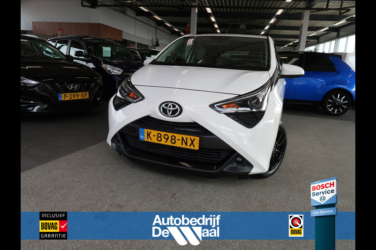 Toyota Aygo 1.0 VVT-i X-Play 5-drs. CAMERA/CARPLAY/LIMITER/15INCH Toyota Aygo 1.0 VVT-i X-Play 5-drs. CAMERA/CARPLAY/LIMITER/15INCH