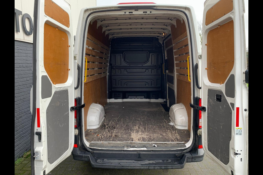 Volkswagen Crafter 2.0TDI L3H2 3p.Navigatie PDC-a+v Airco Cruise-Control Licht-Regensensor Dab+ Bluetooth Verwarmbare voorruit+ruitensproeiers Betonplex Lat-om-Lat Betimmering Schuifdeur 1e Eigenaar Euro 6 2.500KG trekvermogen