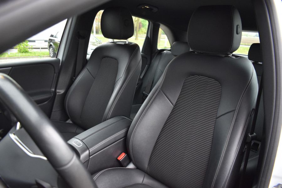 Mercedes-Benz B-Klasse 180 Launch Edition Automaat / Clima / Parkeerhulp / LED / Navi / Carplay