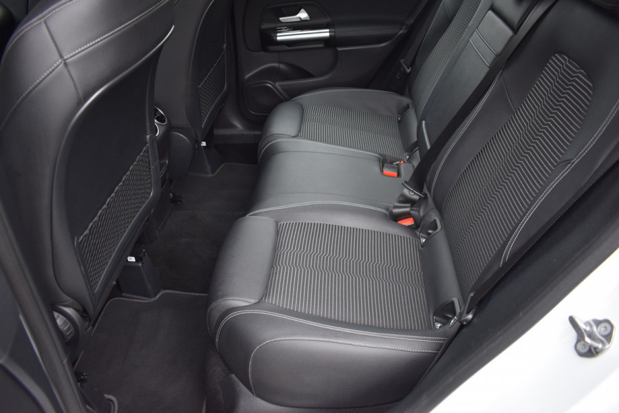 Mercedes-Benz B-Klasse 180 Launch Edition Automaat / Clima / Parkeerhulp / LED / Navi / Carplay
