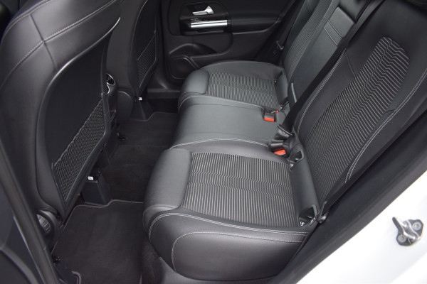 Mercedes-Benz B-Klasse 180 Launch Edition Automaat / Clima / Parkeerhulp / LED / Navi / Carplay