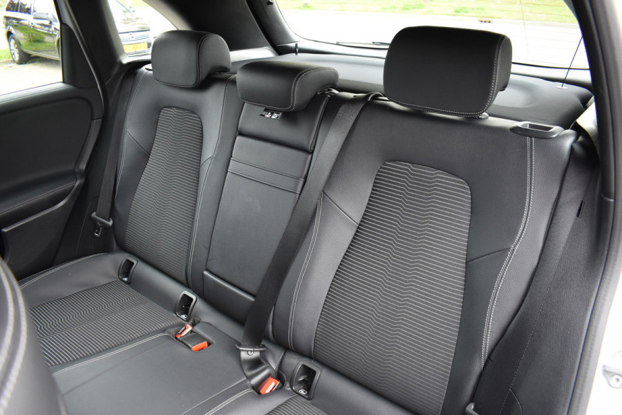Mercedes-Benz B-Klasse 180 Launch Edition Automaat / Clima / Parkeerhulp / LED / Navi / Carplay