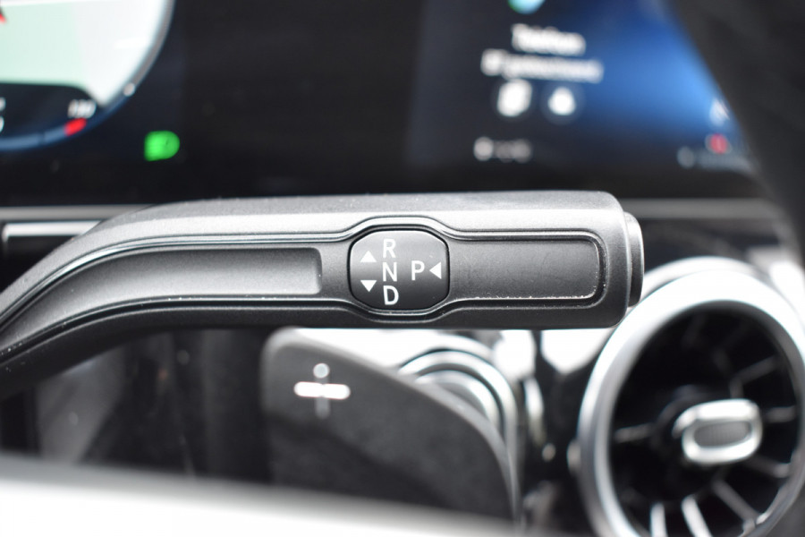 Mercedes-Benz B-Klasse 180 Launch Edition Automaat / Clima / Parkeerhulp / LED / Navi / Carplay