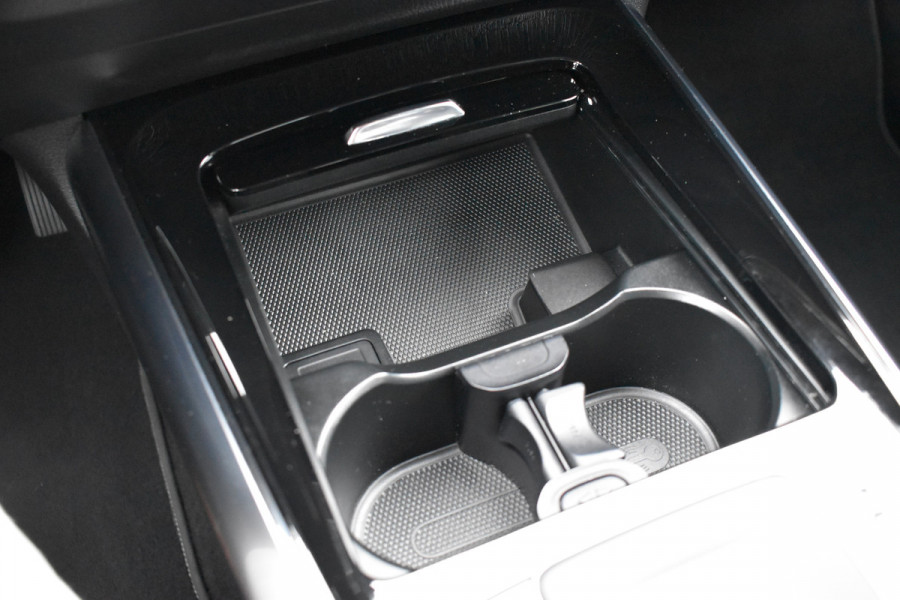 Mercedes-Benz B-Klasse 180 Launch Edition Automaat / Clima / Parkeerhulp / LED / Navi / Carplay