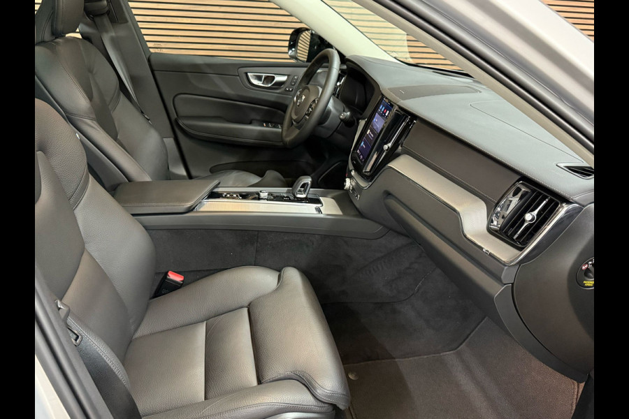 Volvo XC60 2.0 T8 Plug-in hybrid AWD Ultimate Dark | Pano | Luchtvering | 20 Inch | Elektr trekhaak