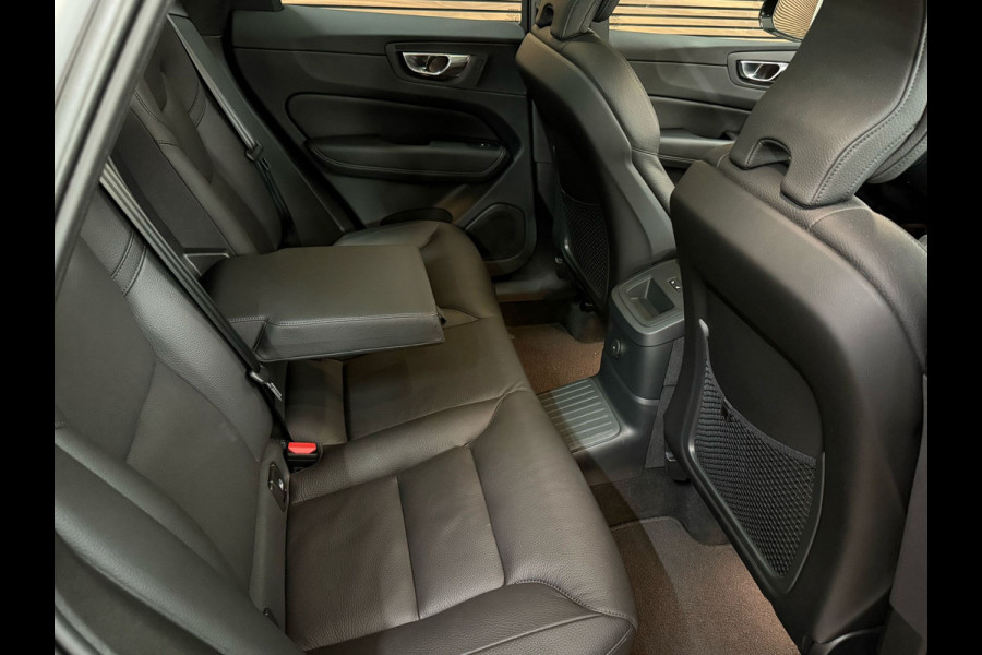 Volvo XC60 2.0 T8 Plug-in hybrid AWD Ultimate Dark | Pano | Luchtvering | 20 Inch | Elektr trekhaak