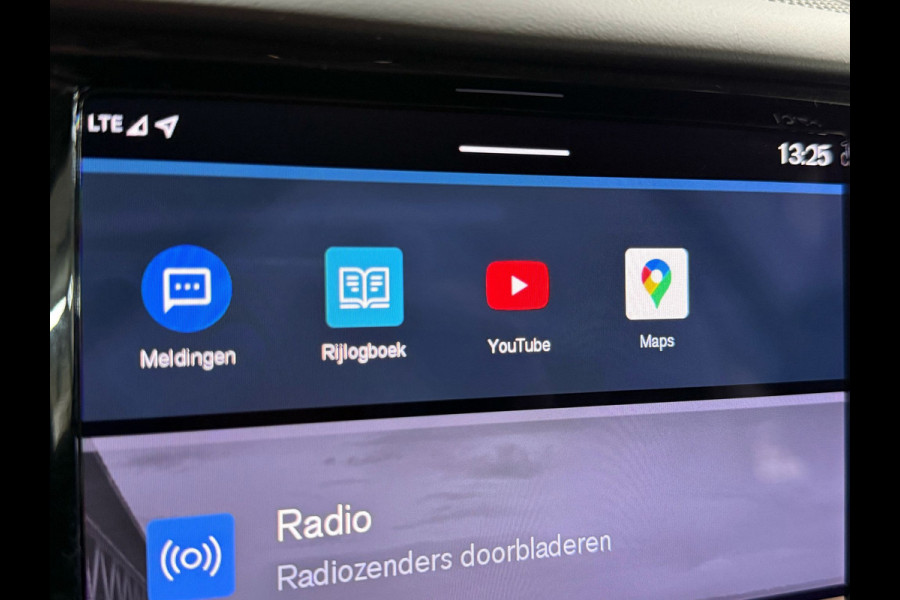 Volvo XC60 2.0 T8 Plug-in hybrid AWD Ultimate Dark | Pano | Luchtvering | 20 Inch | Elektr trekhaak