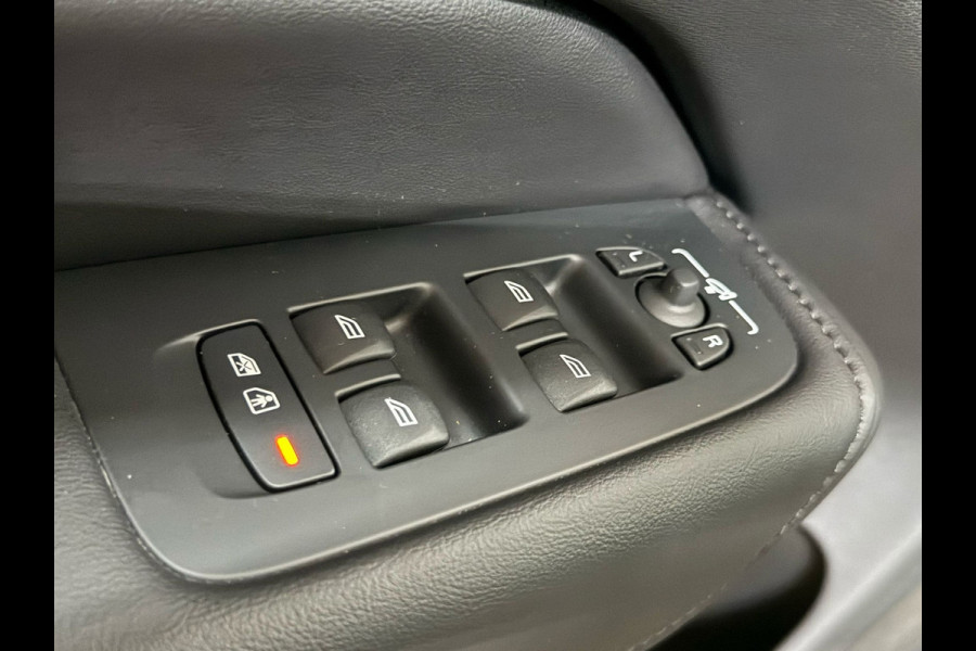 Volvo XC60 2.0 T8 Plug-in hybrid AWD Ultimate Dark | Pano | Luchtvering | 20 Inch | Elektr trekhaak
