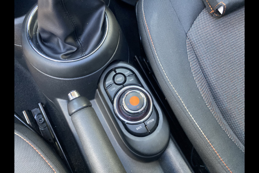 MINI Mini 1.5 Cooper 136pk Business Edition 5-drs. SCHUIFDAK/HARMANKARDON/HUD/CARPLAY/STOELVERWARMING