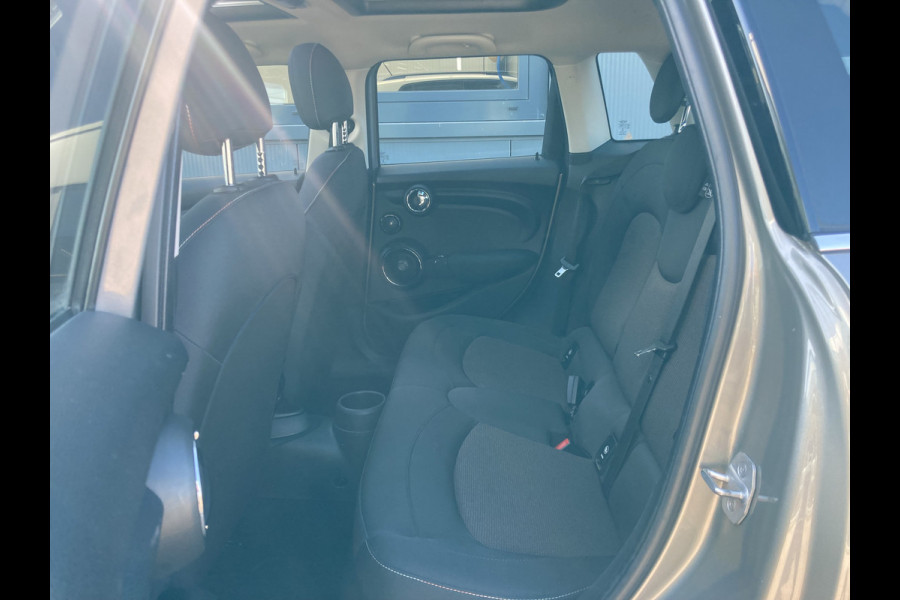 MINI Mini 1.5 Cooper 136pk Business Edition 5-drs. SCHUIFDAK/HARMANKARDON/HUD/CARPLAY/STOELVERWARMING