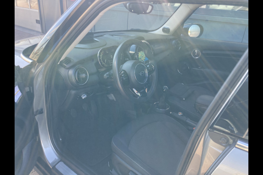 MINI Cooper 1.5 136pk Business Edition 5-drs. SCHUIFDAK/HARMANKARDON/HUD/CARPLAYSTOELVERWARMING