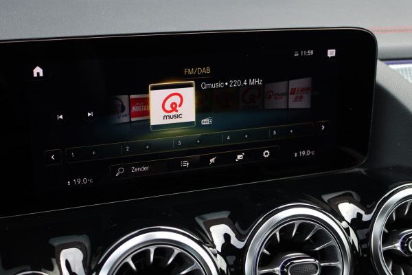 Mercedes-Benz EQA 250 AMG Line 67 kWh | Panoramadak | Widescreen | Sfeerverlichting | Nightpakket | Keyless Go | Apple Carplay | Advanced Sound System | Stoelverwarming |