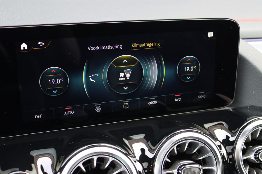 Mercedes-Benz EQA 250 AMG Line 67 kWh | Panoramadak | Widescreen | Sfeerverlichting | Nightpakket | Keyless Go | Apple Carplay | Advanced Sound System | Stoelverwarming |