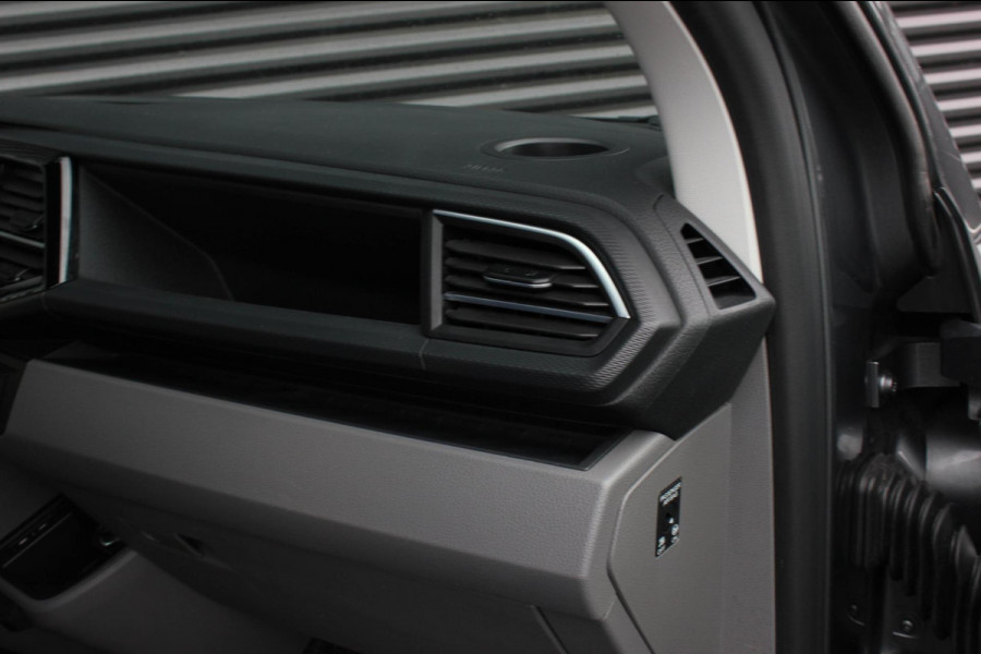 Volkswagen Transporter 2.0 TDI L2H1 BULLI DUBBEL CABINE 150PK DSG 2021 / DUBBEL CABINE / TREKHAAK / SIDE-BARS / APPLE CARPLAY /PDC