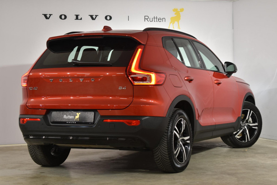 Volvo XC40 B4 211PK Automaat Plus Dark / Adaptieve Cruise control / Harman Kardon / Elektrisch verst. voorstoelen / Elektr. achterklep / Stoelverwarming / Stuurverwarming / Achteruitrijcamera / Wegklapbare trekhaak /