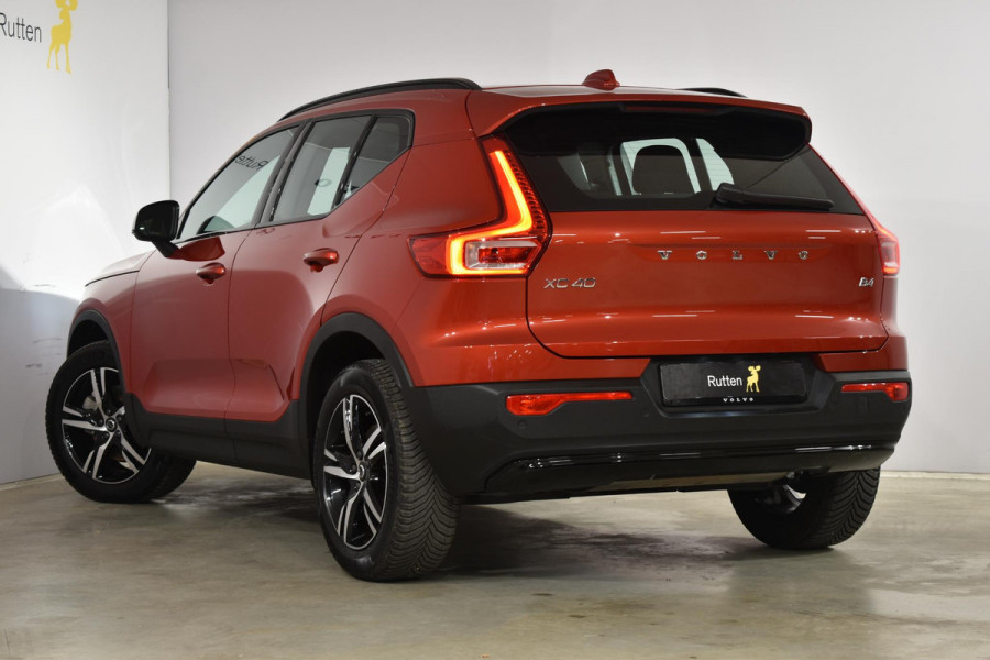 Volvo XC40 B4 211PK Automaat Plus Dark / Adaptieve Cruise control / Harman Kardon / Elektrisch verst. voorstoelen / Elektr. achterklep / Stoelverwarming / Stuurverwarming / Achteruitrijcamera / Wegklapbare trekhaak /