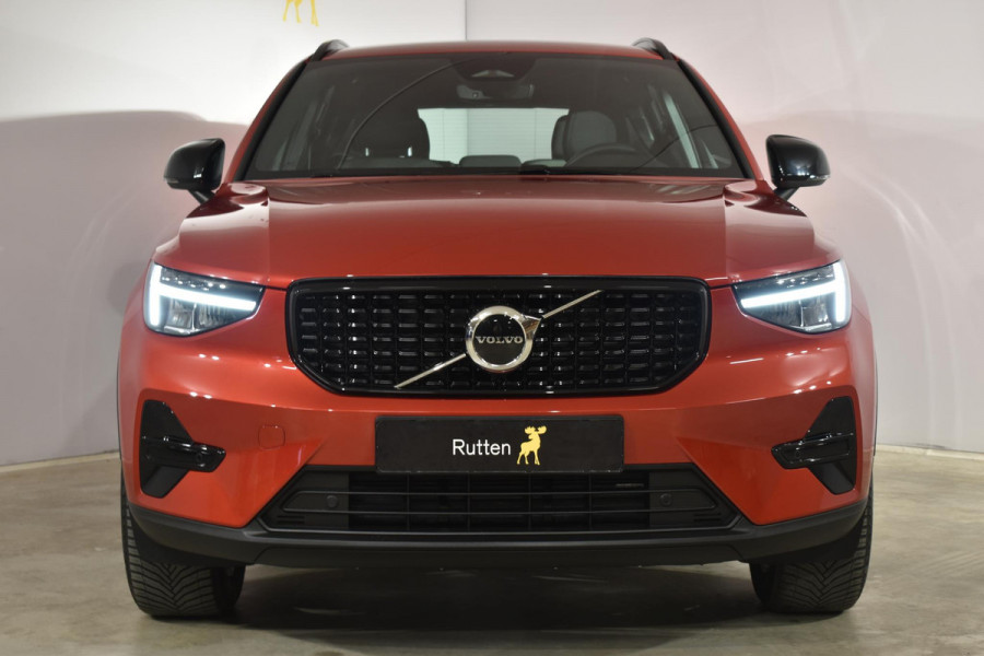 Volvo XC40 B4 211PK Automaat Plus Dark / Adaptieve Cruise control / Harman Kardon / Elektrisch verst. voorstoelen / Elektr. achterklep / Stoelverwarming / Stuurverwarming / Achteruitrijcamera / Wegklapbare trekhaak /