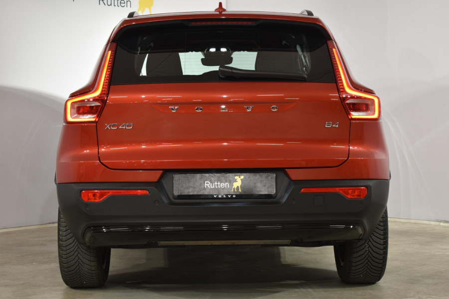 Volvo XC40 B4 211PK Automaat Plus Dark / Adaptieve Cruise control / Harman Kardon / Elektrisch verst. voorstoelen / Elektr. achterklep / Stoelverwarming / Stuurverwarming / Achteruitrijcamera / Wegklapbare trekhaak /