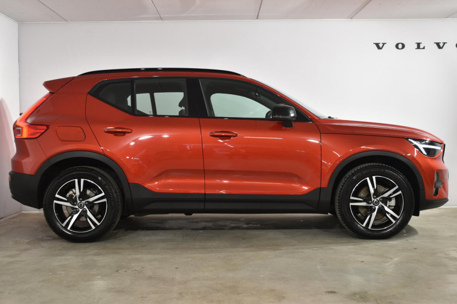 Volvo XC40 B4 211PK Automaat Plus Dark / Adaptieve Cruise control / Harman Kardon / Elektrisch verst. voorstoelen / Elektr. achterklep / Stoelverwarming / Stuurverwarming / Achteruitrijcamera / Wegklapbare trekhaak /