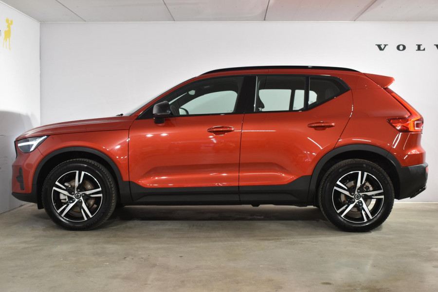 Volvo XC40 B4 211PK Automaat Plus Dark / Adaptieve Cruise control / Harman Kardon / Elektrisch verst. voorstoelen / Elektr. achterklep / Stoelverwarming / Stuurverwarming / Achteruitrijcamera / Wegklapbare trekhaak /