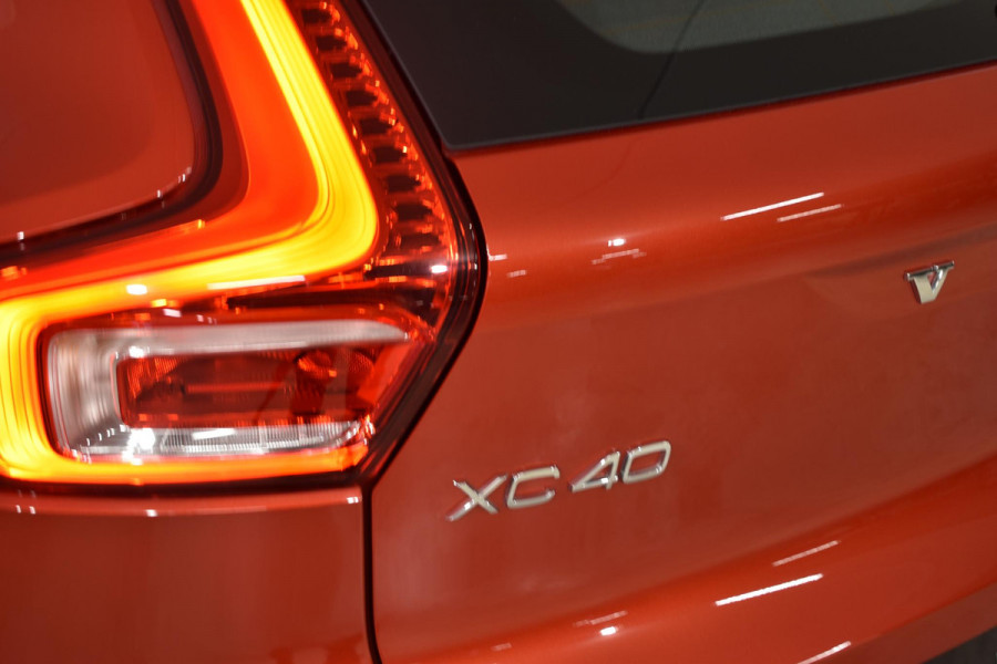 Volvo XC40 B4 211PK Automaat Plus Dark / Adaptieve Cruise control / Harman Kardon / Elektrisch verst. voorstoelen / Elektr. achterklep / Stoelverwarming / Stuurverwarming / Achteruitrijcamera / Wegklapbare trekhaak /