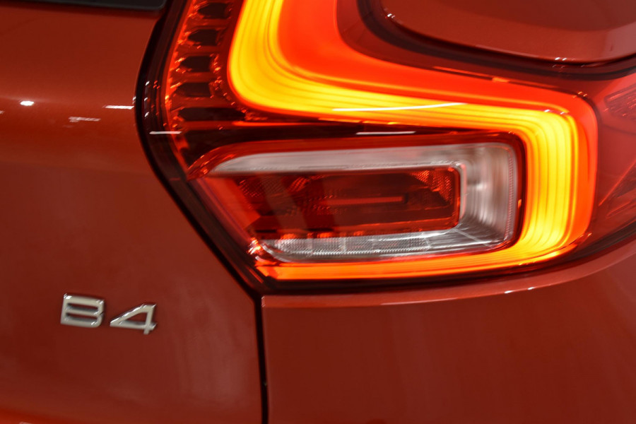 Volvo XC40 B4 211PK Automaat Plus Dark / Adaptieve Cruise control / Harman Kardon / Elektrisch verst. voorstoelen / Elektr. achterklep / Stoelverwarming / Stuurverwarming / Achteruitrijcamera / Wegklapbare trekhaak /