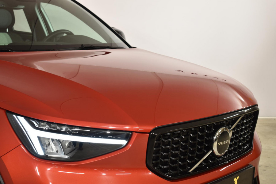 Volvo XC40 B4 211PK Automaat Plus Dark / Adaptieve Cruise control / Harman Kardon / Elektrisch verst. voorstoelen / Elektr. achterklep / Stoelverwarming / Stuurverwarming / Achteruitrijcamera / Wegklapbare trekhaak /