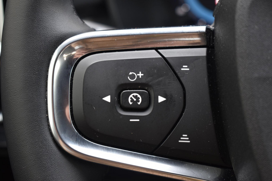 Volvo XC40 B4 211PK Automaat Plus Dark / Adaptieve Cruise control / Harman Kardon / Elektrisch verst. voorstoelen / Elektr. achterklep / Stoelverwarming / Stuurverwarming / Achteruitrijcamera / Wegklapbare trekhaak /