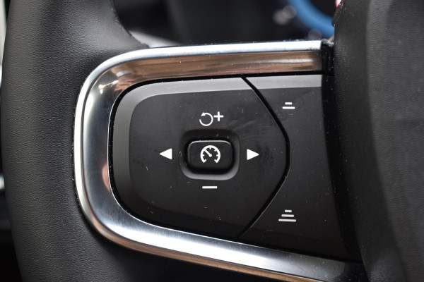 Volvo XC40 B4 211PK Automaat Plus Dark / Adaptieve Cruise control / Harman Kardon / Elektrisch verst. voorstoelen / Elektr. achterklep / Stoelverwarming / Stuurverwarming / Achteruitrijcamera / Wegklapbare trekhaak /