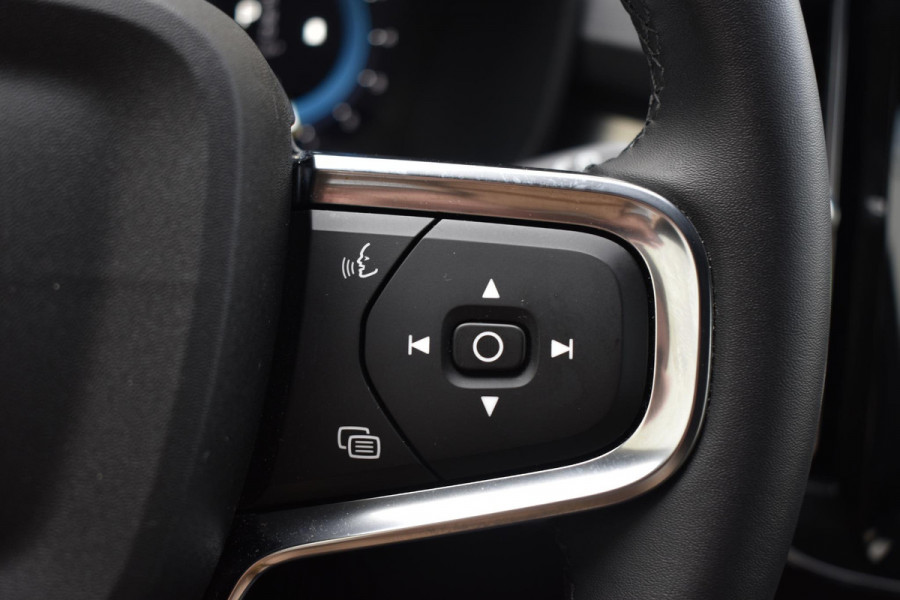 Volvo XC40 B4 211PK Automaat Plus Dark / Adaptieve Cruise control / Harman Kardon / Elektrisch verst. voorstoelen / Elektr. achterklep / Stoelverwarming / Stuurverwarming / Achteruitrijcamera / Wegklapbare trekhaak /