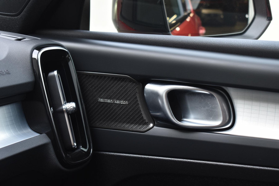 Volvo XC40 B4 211PK Automaat Plus Dark / Adaptieve Cruise control / Harman Kardon / Elektrisch verst. voorstoelen / Elektr. achterklep / Stoelverwarming / Stuurverwarming / Achteruitrijcamera / Wegklapbare trekhaak /