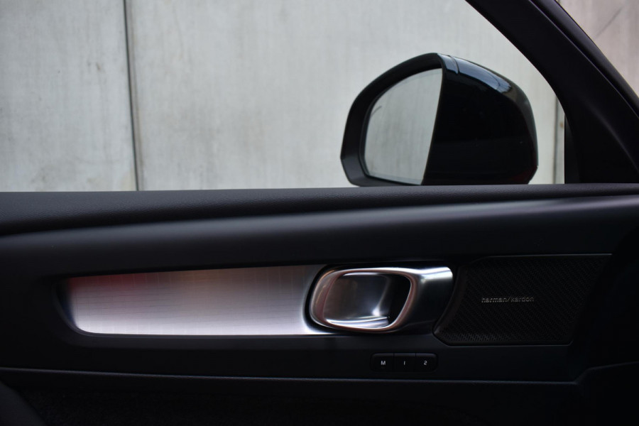 Volvo XC40 B4 211PK Automaat Plus Dark / Adaptieve Cruise control / Harman Kardon / Elektrisch verst. voorstoelen / Elektr. achterklep / Stoelverwarming / Stuurverwarming / Achteruitrijcamera / Wegklapbare trekhaak /
